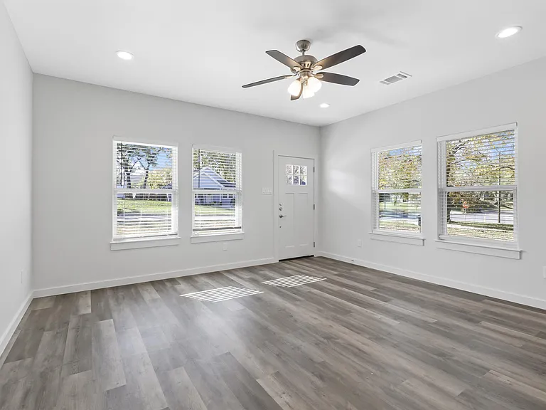 223 W Walker St — Photo 5