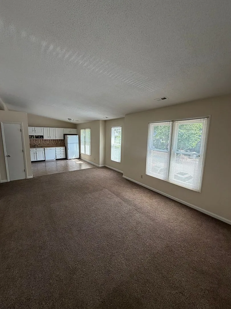 Building Photo - 121 Westview Dr #38