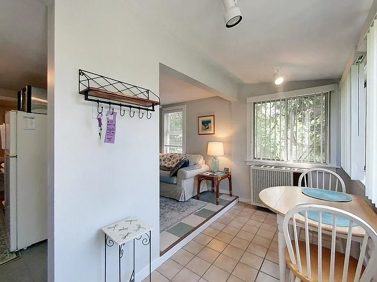 33 Warren Ave — Photo 4