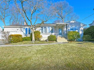 21 Hickory Rd, Bayville, NY 11709