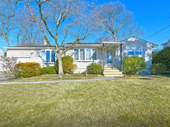 21 Hickory Road, Bayville, NY 11709