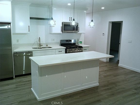 4th image of 120 E 68th St