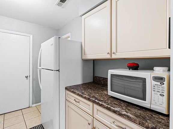 4th image of 1208 Schaub Dr APT C