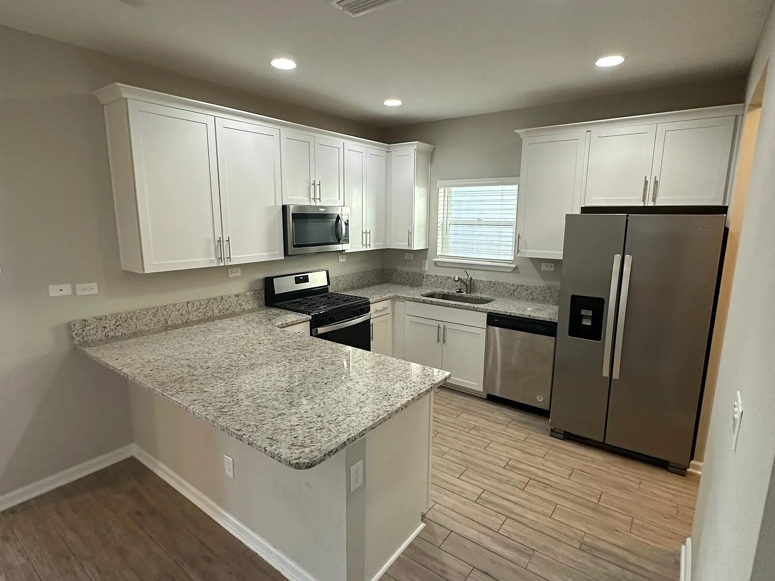 4 bed, 2.5 bath, 2052 sqft, $2,995 — Photo 3