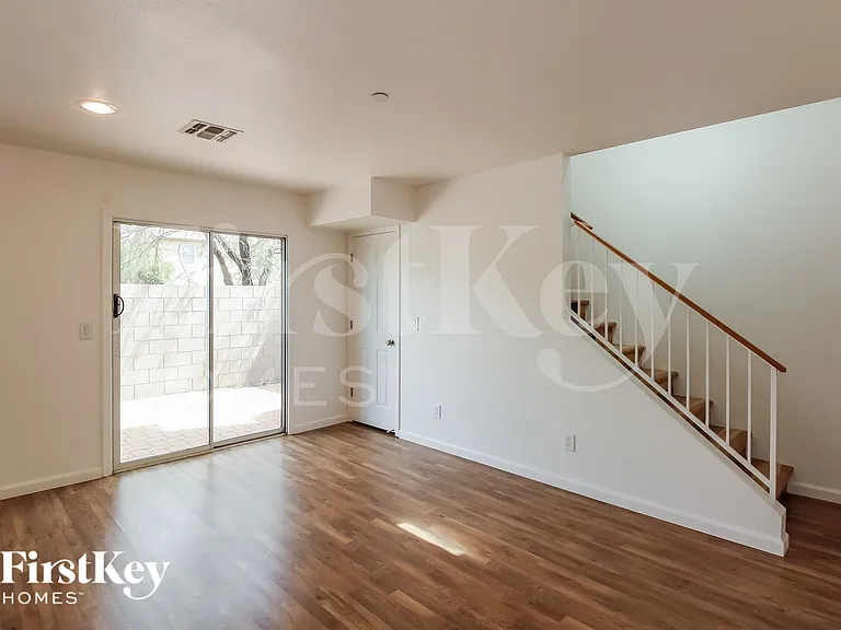 8470 N Placita De La Manzana — Photo 2
