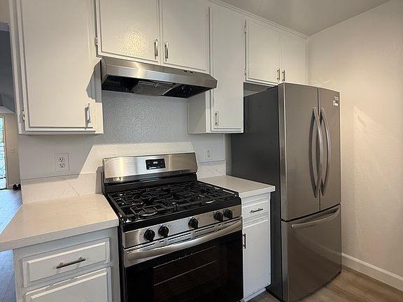 2nd image of 5439 Whitsett Ave #18