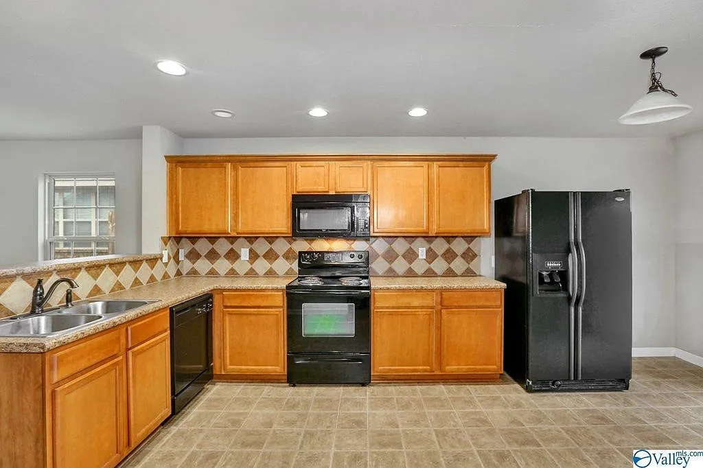 3 bed, 1317 sqft, $1,599 — Photo 2