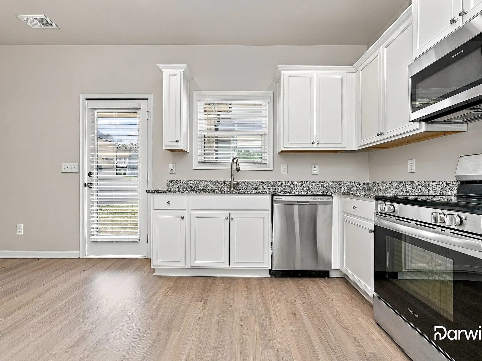 4 bed, 2.0 bath, 1720 sqft, $1,765 — Photo 2