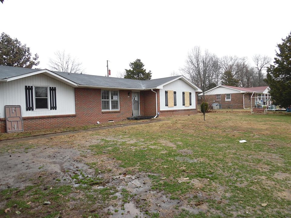 1st image of 135 Lexington Dr
