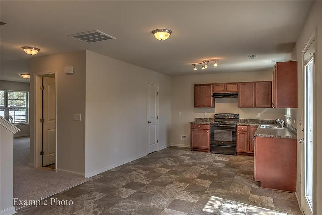 4 bed, 2.5 bath, 1850 sqft, $2,150 — Photo 2