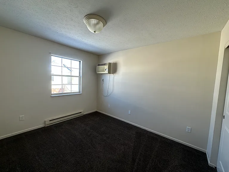 Pleasant Valley Apartments — Photo 37