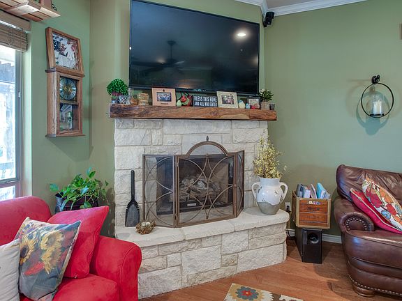4th image of 800 Maplewood Ct