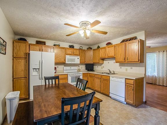 4th image of 30 Ridgewood Blvd