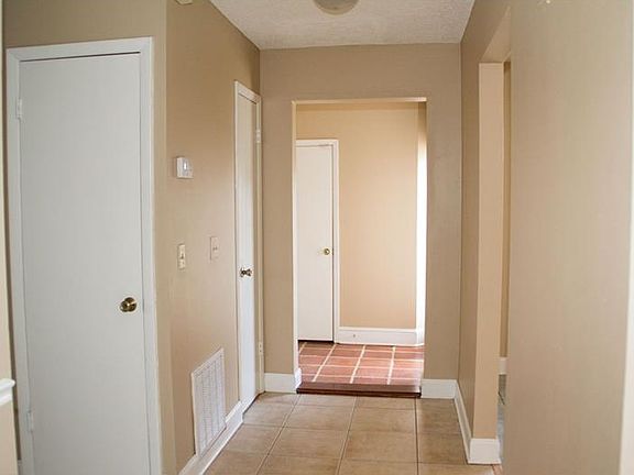 4th image of 172 Lakeside Cir