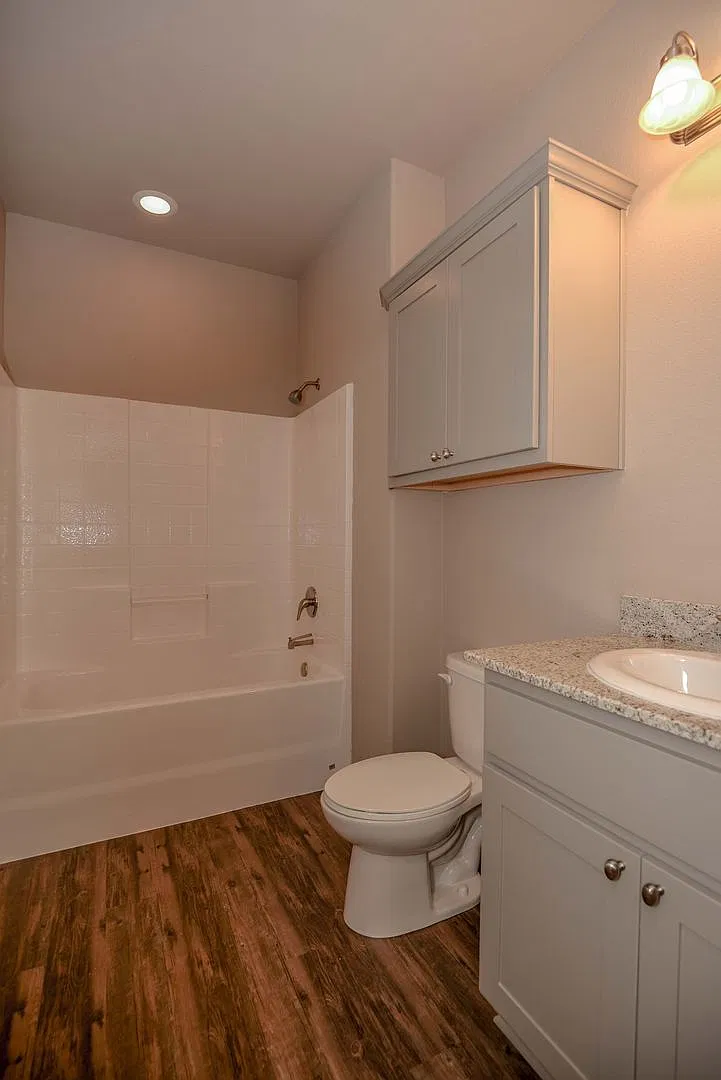 Gorgeous 4 Bed/4.5 Bath Townhome in South College Station! — Photo 4