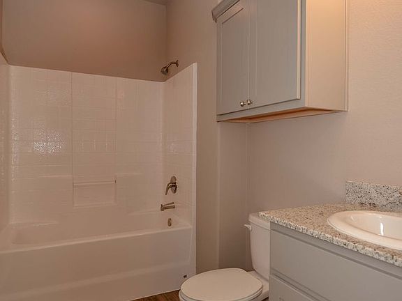 4th image of 400 Kate Ln