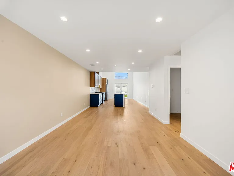 7933 Zelzah Ave — Photo 5