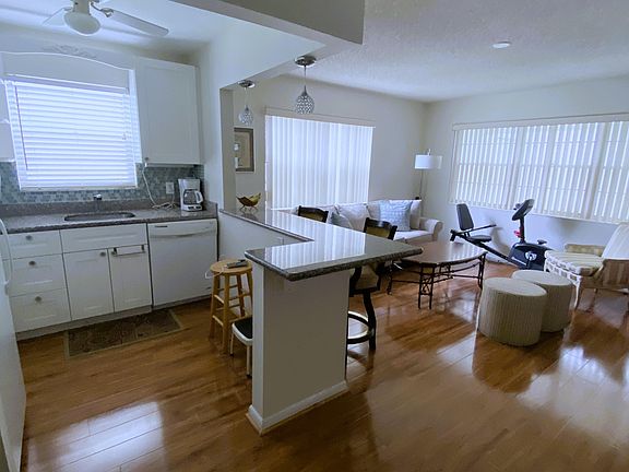 3rd image of 289 Durham #H