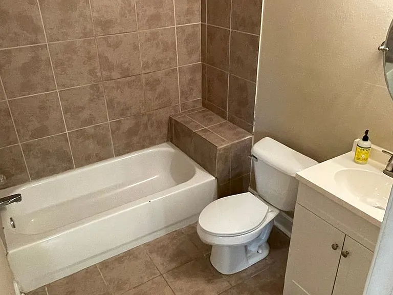 2311 Baronne St #B — Photo 12