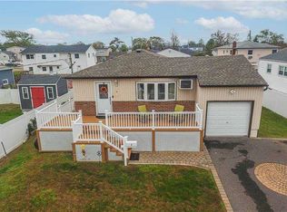 4 Farragut Ave, Lindenhurst, NY 11757
