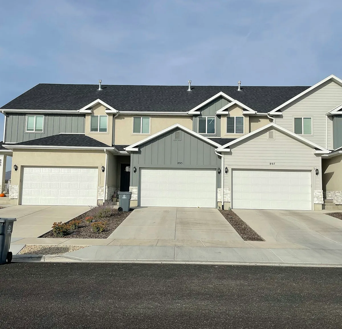 895 e pacific dr — Photo 1