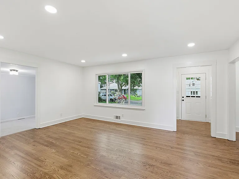 8806 Marty St — Photo 4