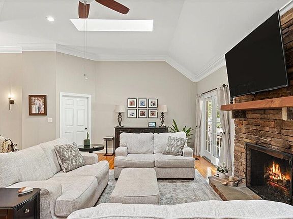 5th image of 1411 Wood Creek Dr
