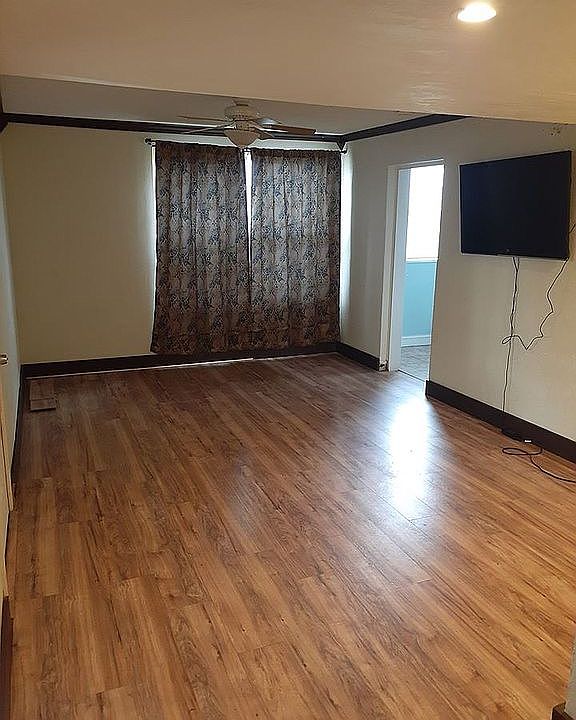 2nd image of 115 Niagara Ln