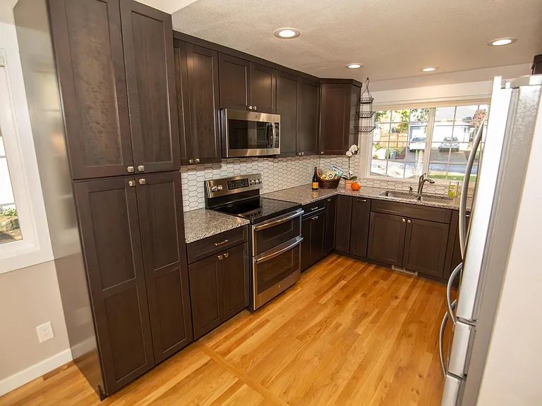 Light & bright kitchen!
