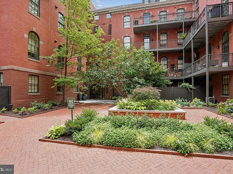 215 I St NE #103 — Photo 20