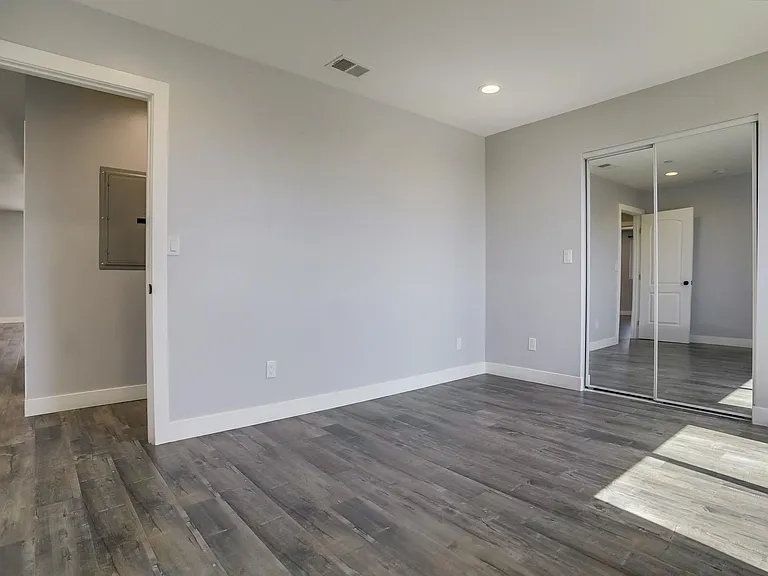 5258 1/2 E Oakland St — Photo 18
