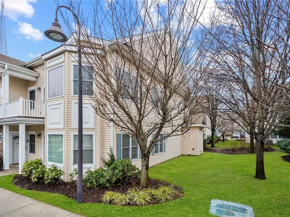 123 Autumn Drive #123, Plainview, NY 11803