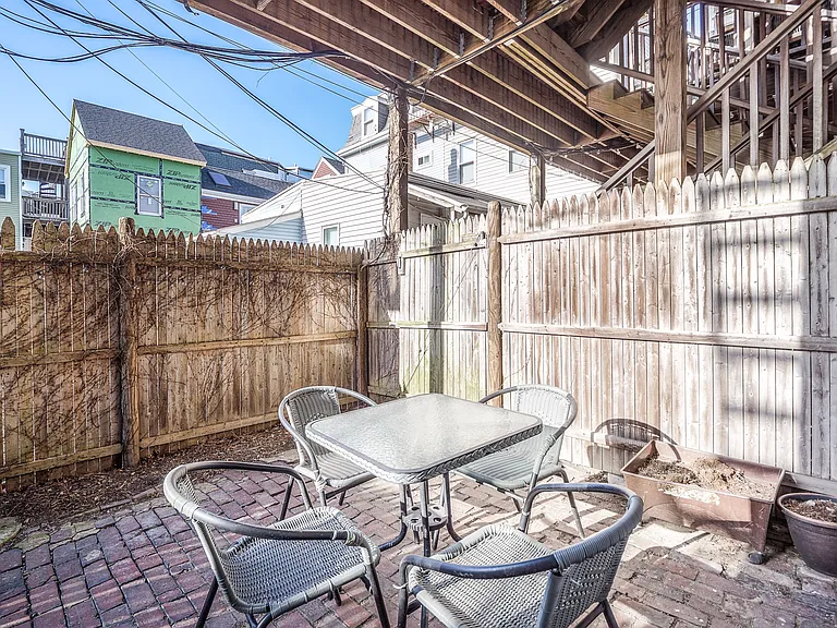 290 E St — Photo 18