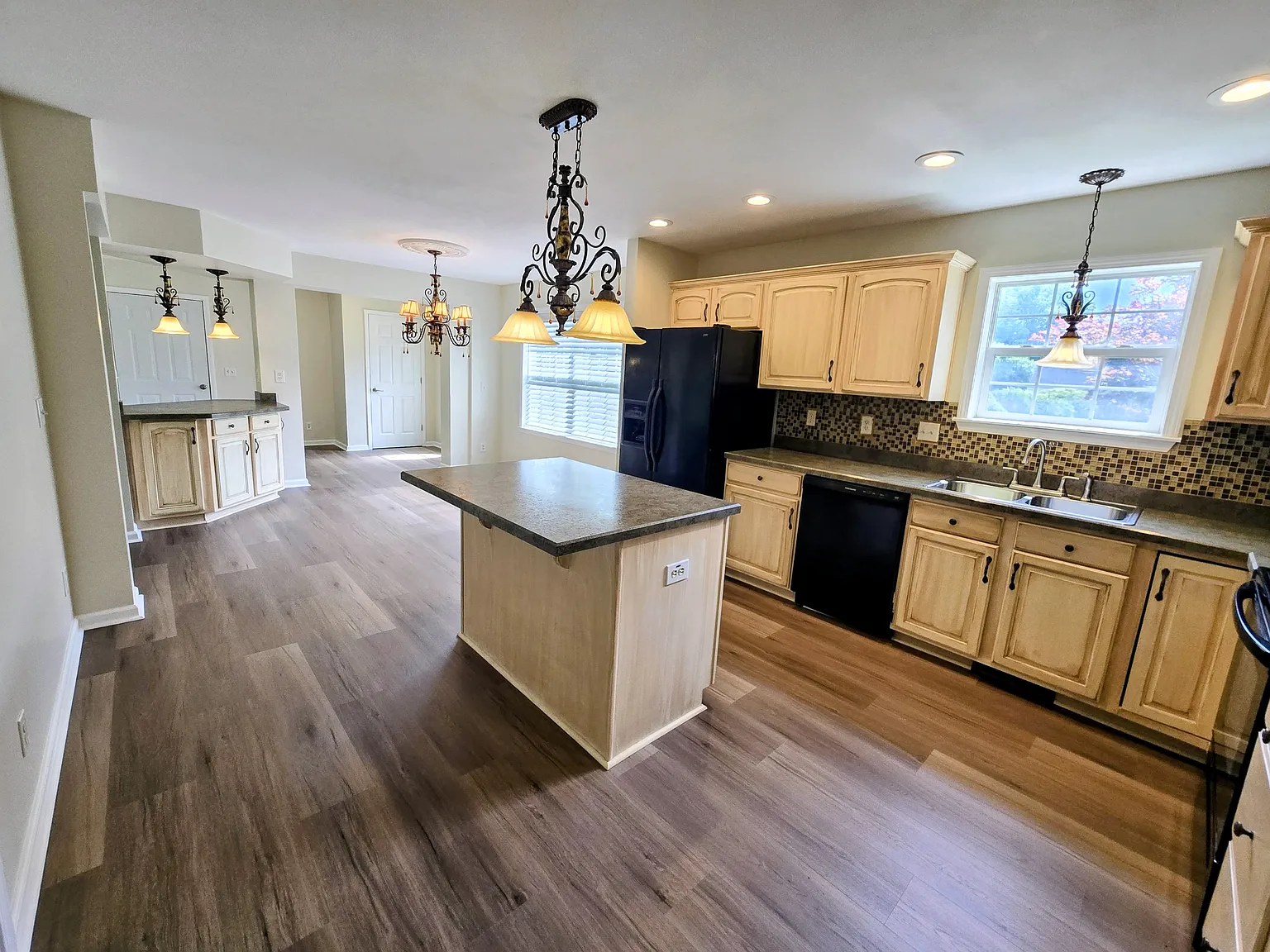 2 bed, 1352 sqft, $2,100 — Photo 3