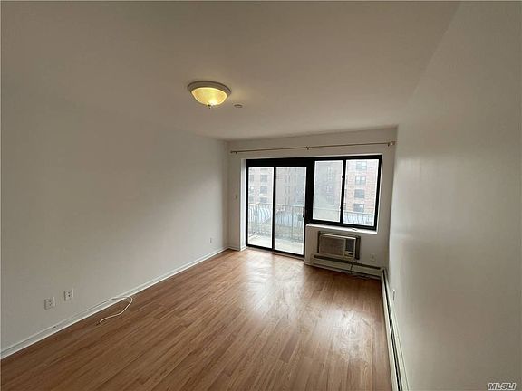 2nd image of 14448 Roosevelt Ave APT 5D