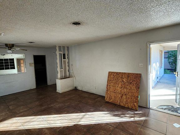 3rd image of 2028 W CLARENDON Avenue