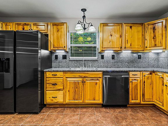 2nd image of 300 Hidden Oaks Dr
