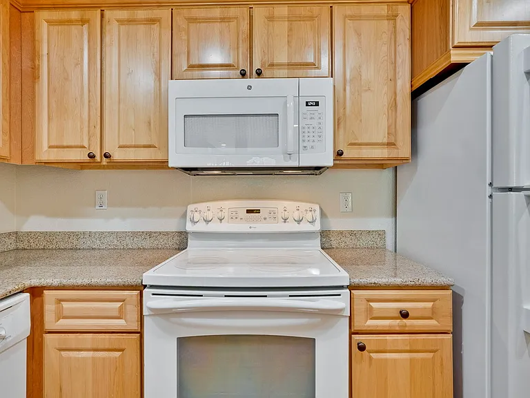 Encinal Place Apartments — Photo 21