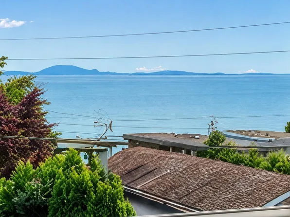15176 Buena Vista Ave #204, White Rock, BC V4B 1Y3