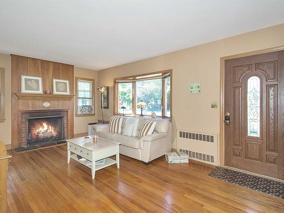 3rd image of 10 Algonquin Ave