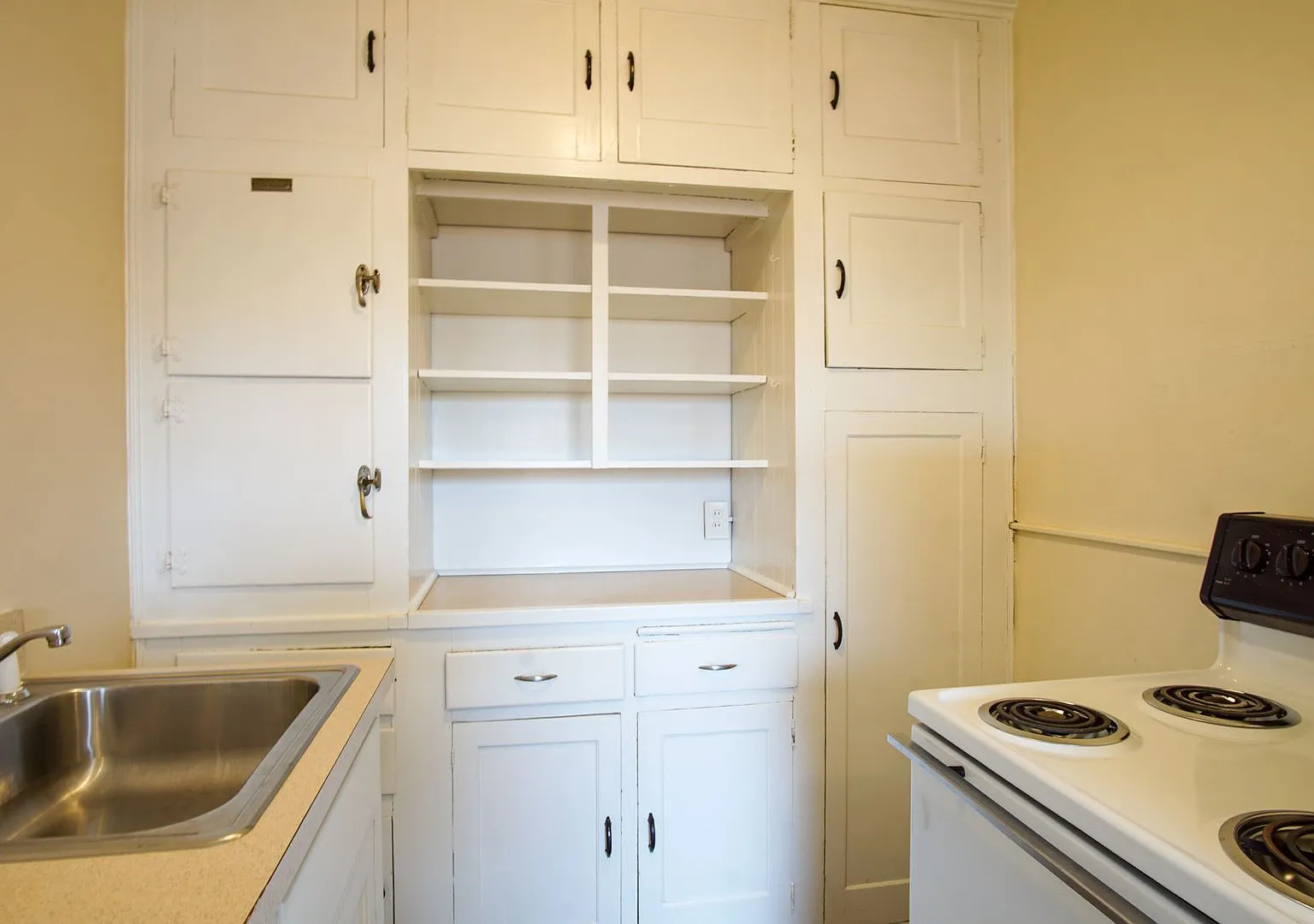 Fantastic Nob Hill Top Floor Corner 1 Bed + Between 21st & 23rd Avenues! — Photo 1