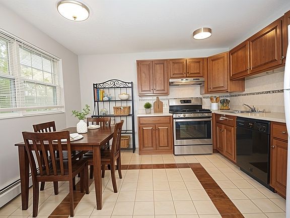 2nd image of 50 Edgelawn Ave APT 6