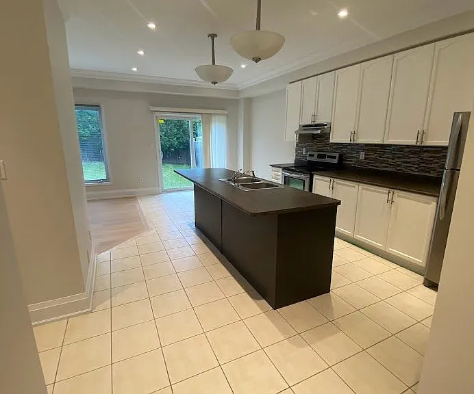 1812 Castlemore Ave — Photo 10