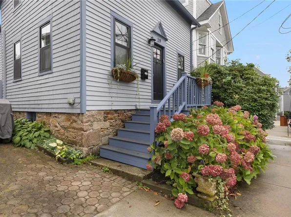 29 Bacheller St, Newport, RI 02840