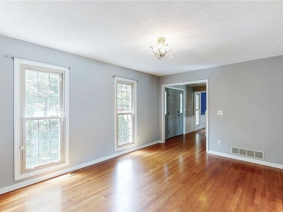 3rd image of 867 Virginia Dr