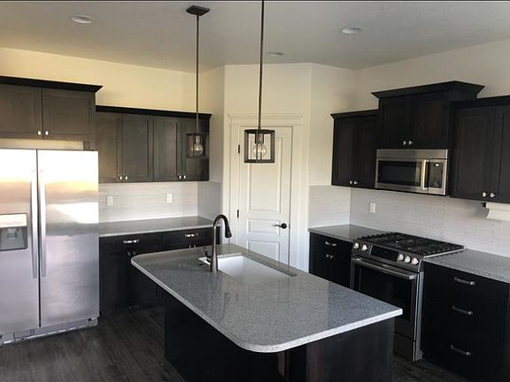 Granite countertops, stainless steel appliances, only 3 years old