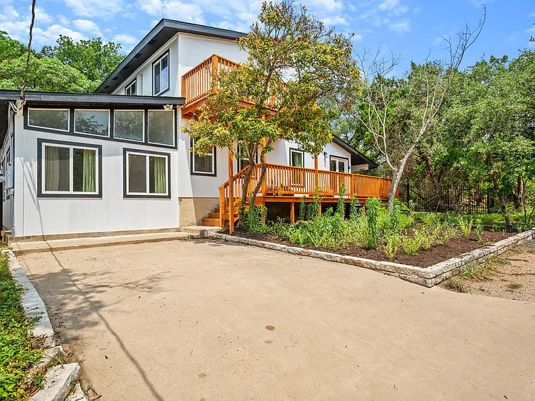 3904 Highland Dr — Photo 1