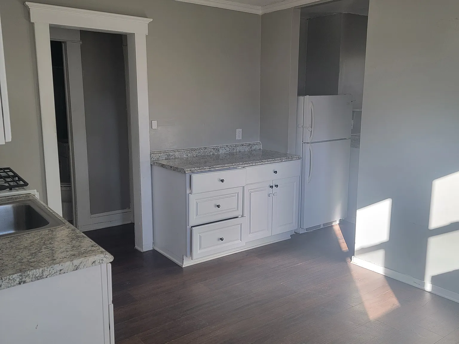 3 bed, 1976 sqft, $1,950 — Photo 2