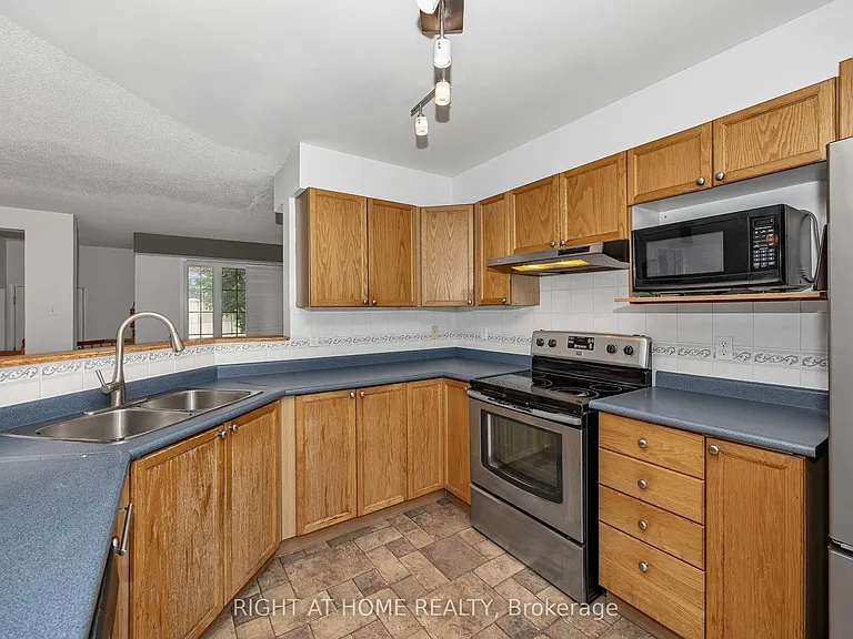 1 Kincardine Dr — Photo 11
