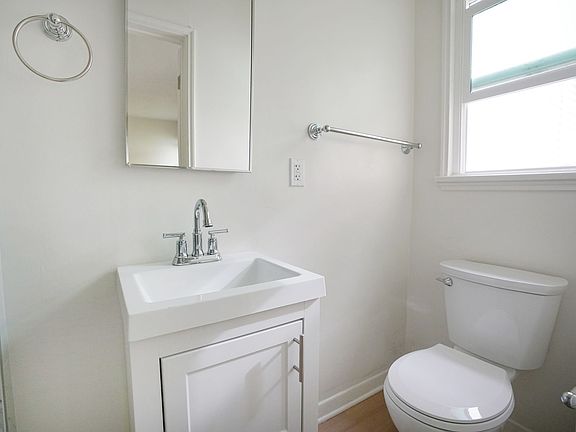 3rd image of 858 Lincoln Blvd APT 3
